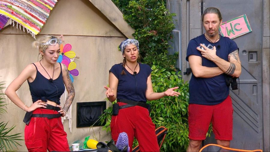 Eva appelliert an Ariel. «Bitte, tu’s für uns alle!» – doch Ariel bleibt stur und verweigert die Prüfung.