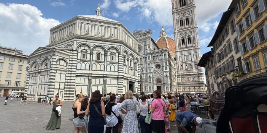 ARCHIV - Touristen vor dem Palazzo Vecchio und dem Dom in Florenz. Foto: Christoph Sator/dpa