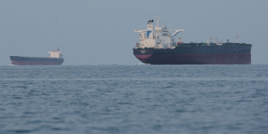 Tanker ankern in der Straße von Hormus vor der Küste der Insel Qeschm. Foto: Asghar Besharati/AP/dpa