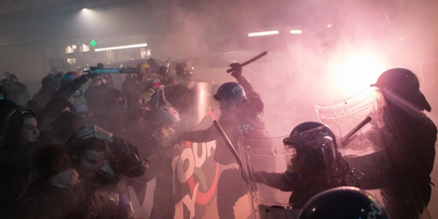 In der Olympiastadt Mailand gibt es seit Tagen Proteste gegen die US-Einwanderungspolizei ICE. Am Samstag fliegen auch Molotow-Cocktails und Rauchbomben. Die Polizei setzt Wasserwerfer ein.