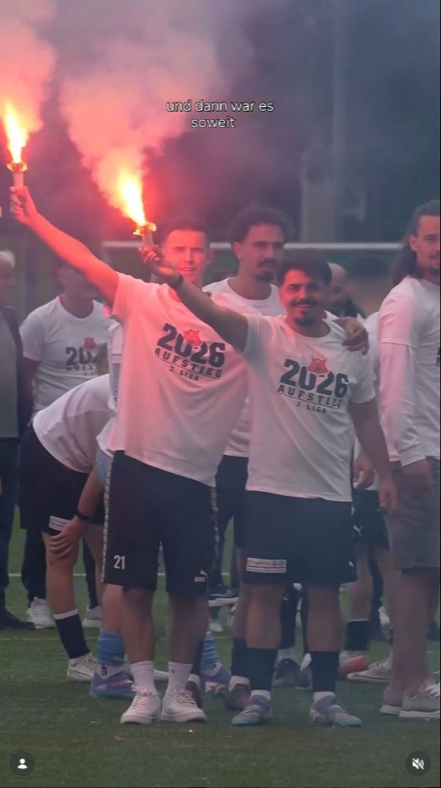 Die Spieler des ehemaligen Basler Kapitäns zünden Pyro.
