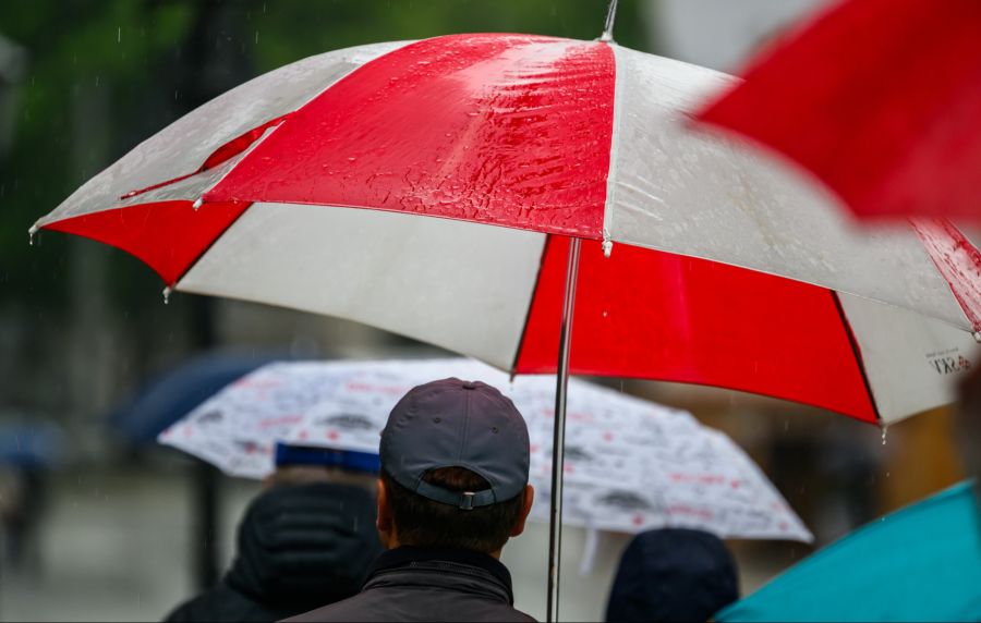 Endlich fällt der bitter benötigte Regen in der Schweiz.