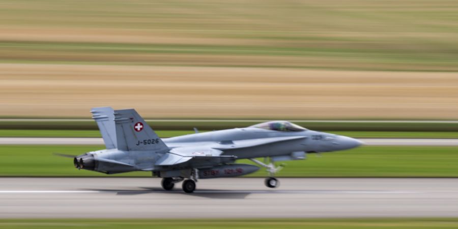 Fünf solche F/A-18-Kampfflugzeuge der Schweizer Luftwaffe heben Richtung Griechenland ab. Dort werden sie an einer der grössten Nato-Übungen Europas teilnehmen. (Archivbild)