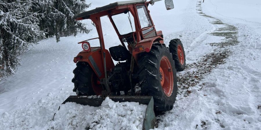 Bei der Schneeräumung mit einem Traktor ist am Samstagvormittag ein 79-jähriger Landwirt vom Fahrzeug geschleudert und lebensbedrohlich verletzt worden.