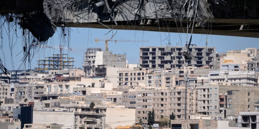 ARCHIV - Blick auf eine Brücke in Karadsch, die von US-Luftangriffen getroffen wurde (Archivbild). Foto: Vahid Salemi/AP/dpa