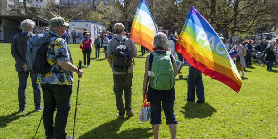 Hunderte protestierten am Ostermarsch in Bern gegen Krieg, Gewalt und Unterdrückung.