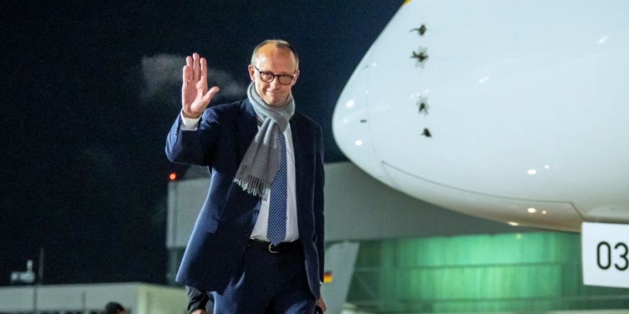 ARCHIV - Bundeskanzler Friedrich Merz (CDU) steigt in ein Flugzeug der Flugbereitschaft der Luftwaffe, um zum G20-Gipfel nach Johannesburg in Südafrika zu fliegen. Zum ersten Mal finde...