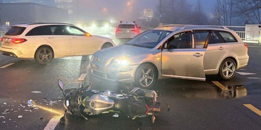 In Hochdorf LU wurde am Mittwochmorgen ein Motorradfahrer bei einer Kollision mit einem Auto verletzt.