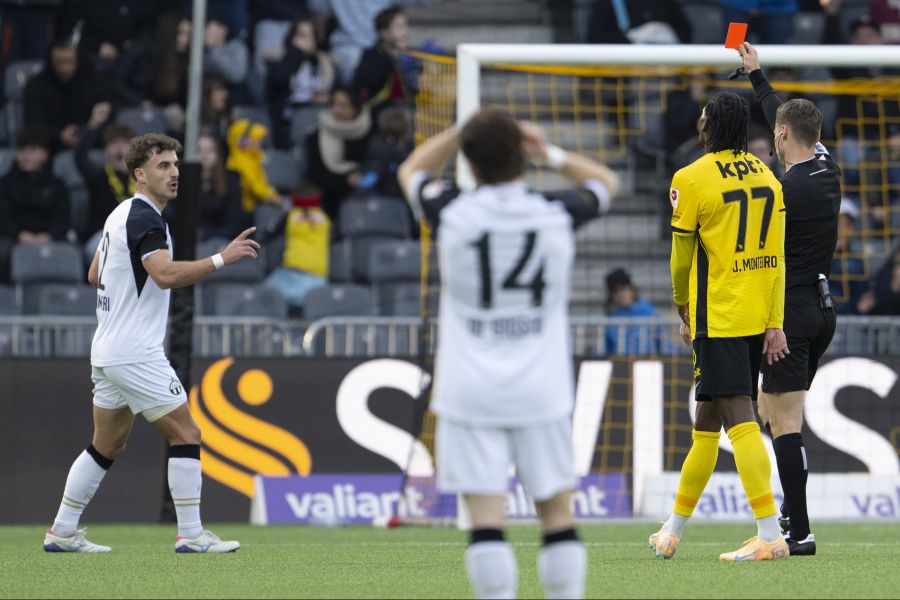 Obwohl Vujevic unter Umständen noch hätte eingreifen können, wird Kamberi für die Notbremse vom Platz gestellt.
