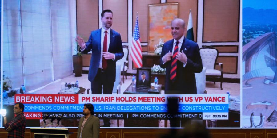 Journalisten arbeiten, während das pakistanische Staatsfernsehen das Treffen zwischen US-Vizepräsident J.D. Vance und dem pakistanischen Premierminister Shehbaz Sharif in einem Medien...