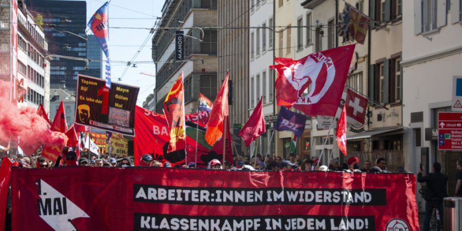 Demonstrierende zogen am Freitag anlässlich der Feierlichkeiten zum Tag der Arbeit am 1. Mai durch Basel.