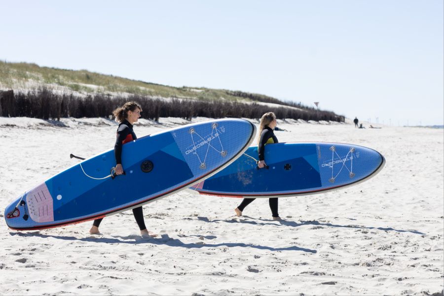 Entlang der Küste und am Festland gibt es zahlreiche Surfschulen.