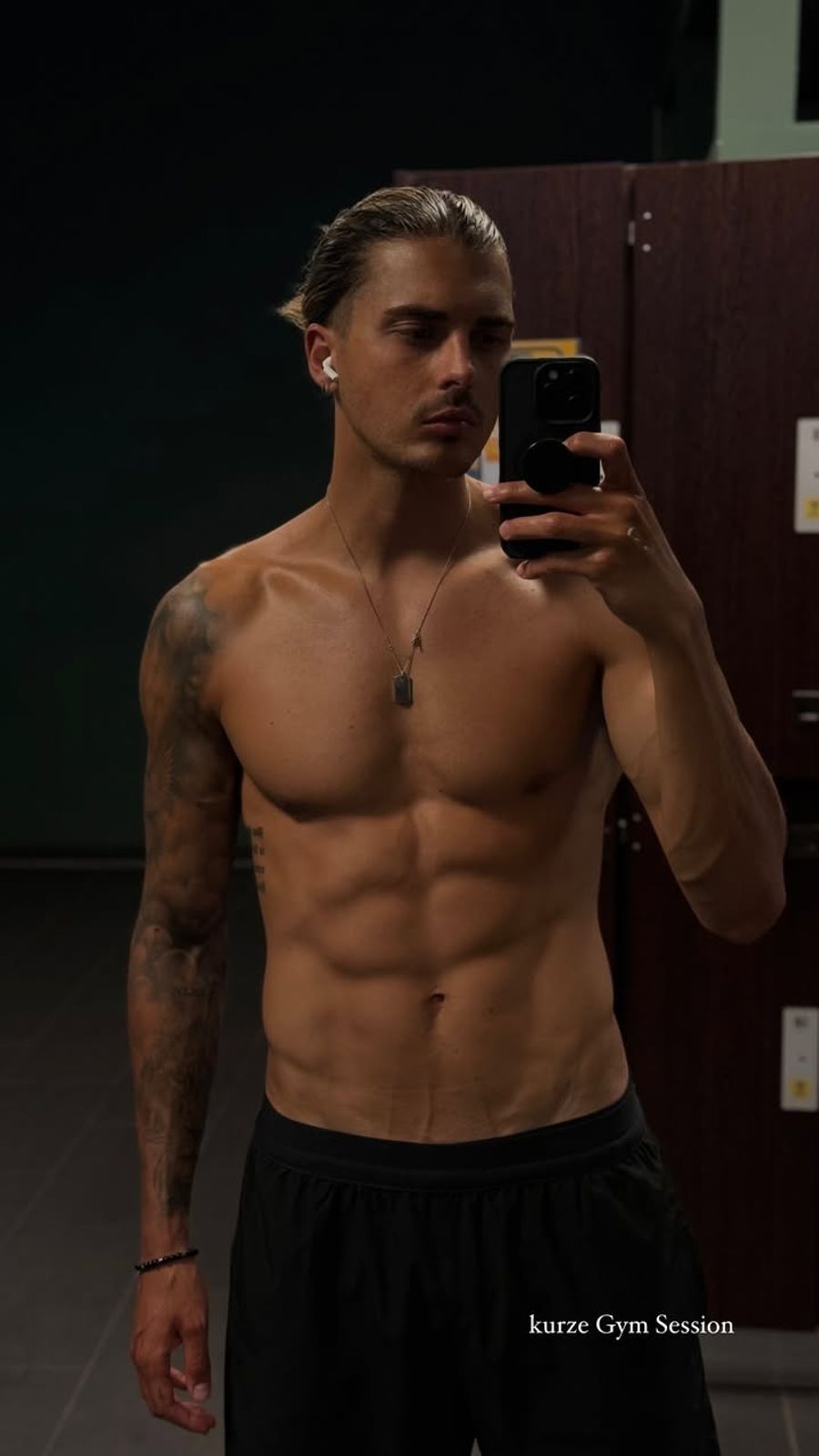 Tim Kühnel ist Reality-Star und Personaltrainer. Aktuell steht er wegen Gerüchten um Ariel im Fokus.