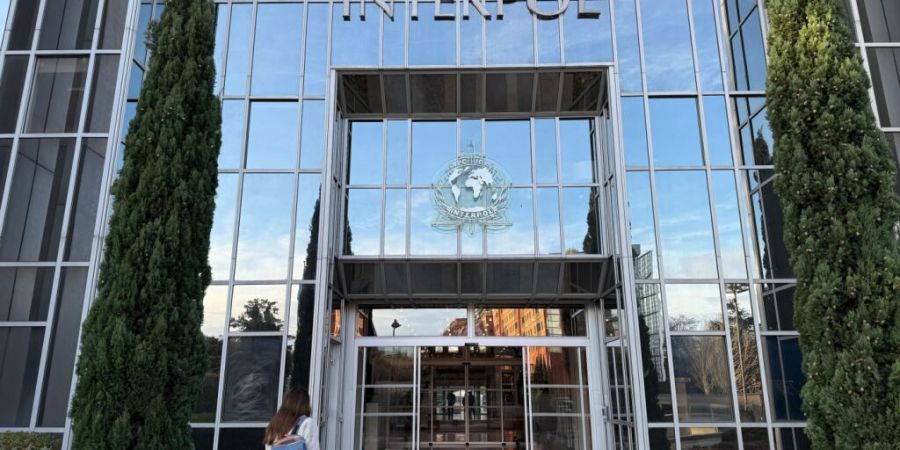 PRODUKTION - Eine Person läuft auf den Sitz von Interpol in Lyon zu. Interpol ist die weltgrößte Polizeiorganisation. Foto: Rachel Sommer/dpa