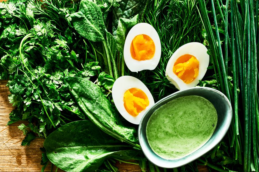 Die Frankfurter Grüne Sauce. Sie besteht traditionellerweise aus Borretsch, Kerbel, Kresse, Petersilie, Pimpinelle, Sauerampfer und Schnittlauch.