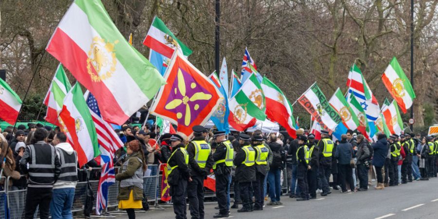 Regimekritische Demonstranten demonstrieren vor der iranischen Botschaft in London. Foto: Tayfun Salci/ZUMA Press Wire/dpa