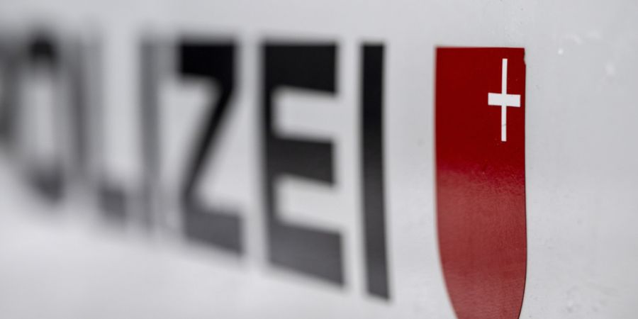 Die Kantonspolizei Schwyz ermittelt in einem Fall von Betrug, bei dem Kriminelle mit falschen Bankanrufen 250'000 Franken ergaunert haben. (Symbolbild)