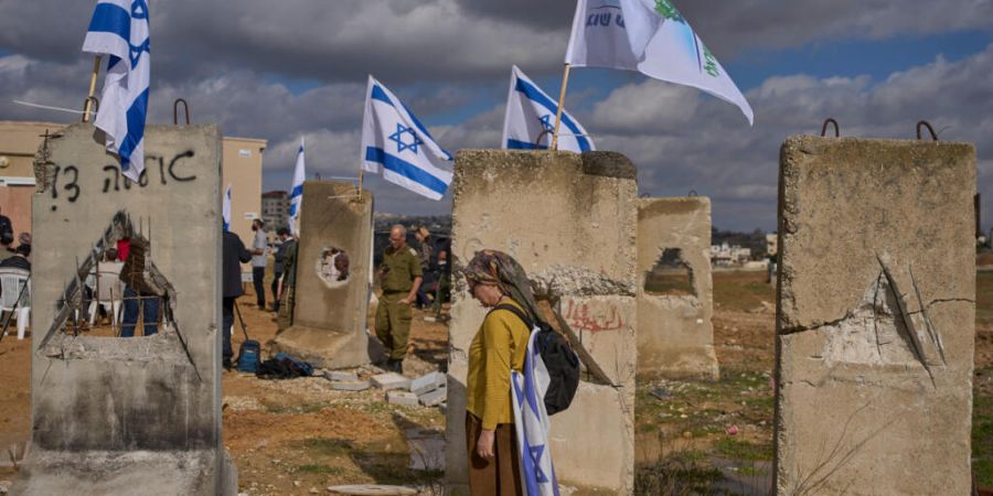 ARCHIV - Siedler nehmen an einer Einweihungszeremonie für eine neu legalisierte jüdische Siedlung, Yatziv, angrenzend an die palästinensische Stadt Bayt Sahur im Westjordanland teil....