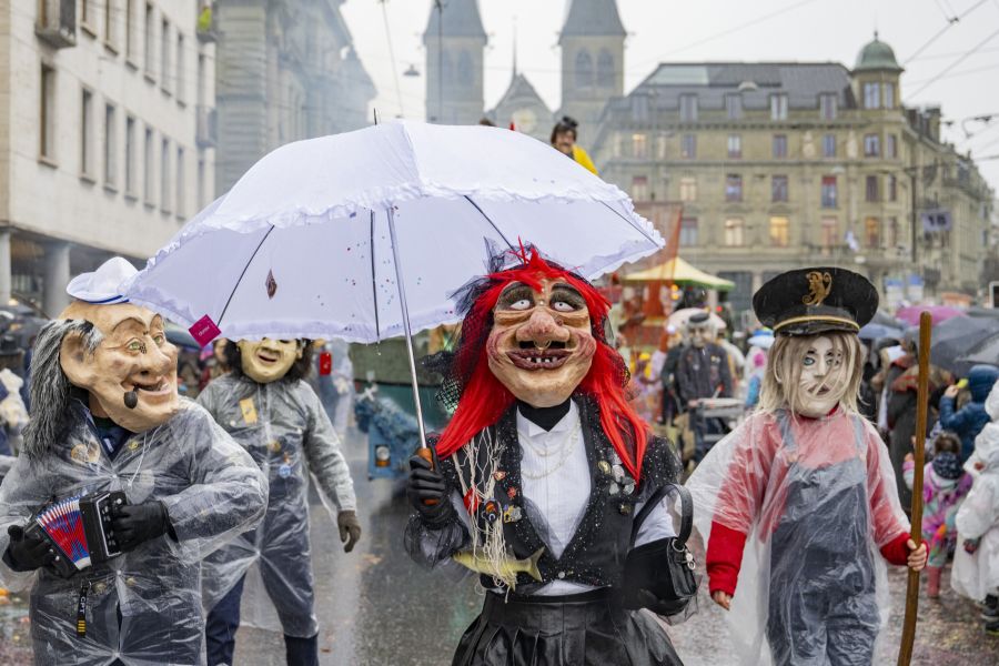 Zum Start des Umzugs war es trocken, doch im Verlauf wurde es zunehmend düster, bevor schliesslich Regen und Wind einsetzte.