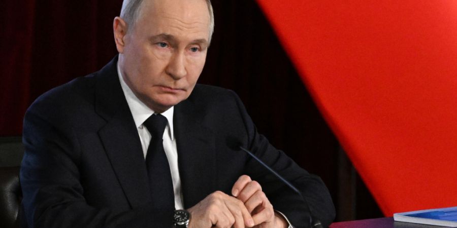 ARCHIV - Auf diesem von der staatlichen russischen Nachrichtenagentur Sputnik via AP veröffentlichten Foto nimmt der russische Präsident Wladimir Putin an der jährlichen erweiterten ...