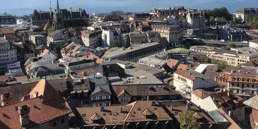 Stadtansicht von Lausanne mit Blick auf den See und die Hügel – die Waadtländer Stadt verbessert sich auf Platz sieben.