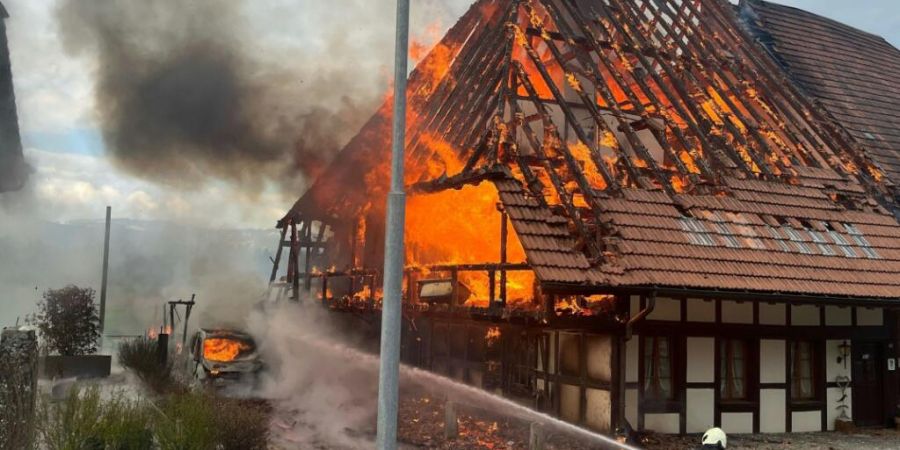 Der Dachstock dieses Bauernhauses in Gossliwil SO ist am Sonntag aus noch unbekannten Gründen in Brand geraten. Die Polizei geht nicht von Brandstiftung aus.