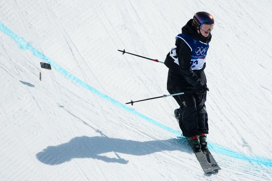 Während die Neuseeländerin ihren Sprung steht, fliegt ihr Smartphone in den Schnee.