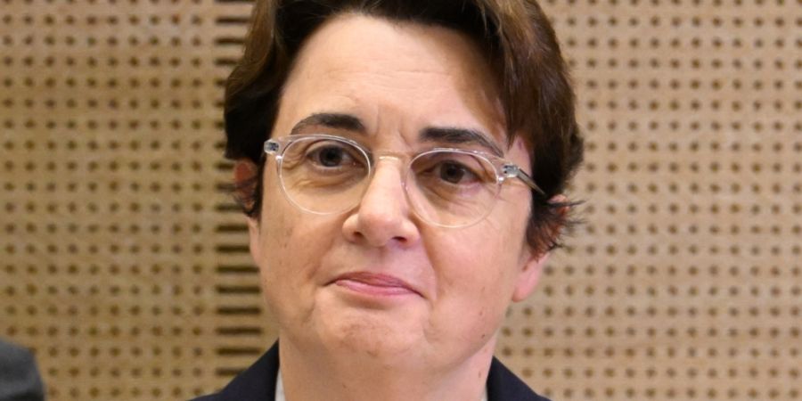 ARCHIV - Laurence des Cars, Direktorin des Louvre-Museums, vor einer Anhörung vor dem Kulturausschuss des Senats, drei Tage nachdem historische Juwelen gestohlen wurden. Foto: Emma Da ...