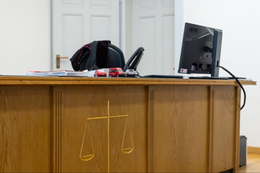 Nun sitzt der Junge in Erwachsenenhaft. (Symbolbild)