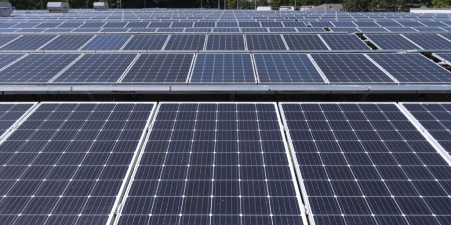 Im Kanton Zürich sollen auf grossen Dächern Solar-Anlagen installiert werden.