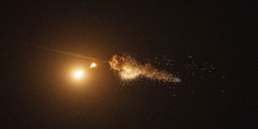 ARCHIV - Die ukrainische Luftabwehr fängt eine Shahed-Drohne während eines russischen Luftangriffs auf die Hauptstadt in Kiew, Ukraine, am Samstag, 7. September 2024, ab. Foto: Evgeni...