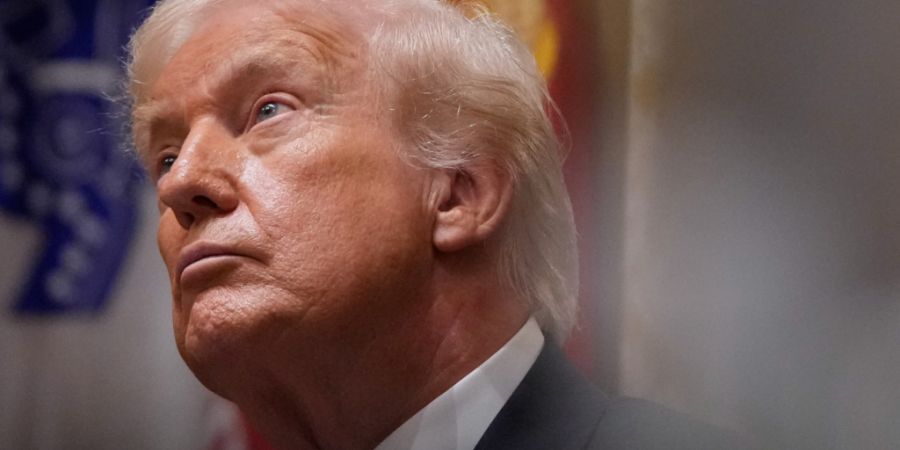 ARCHIV - US-Präsident Donald Trump nimmt an einer Kabinettssitzung im Weißen Haus teil. Foto: Julia Demaree Nikhinson/AP/dpa