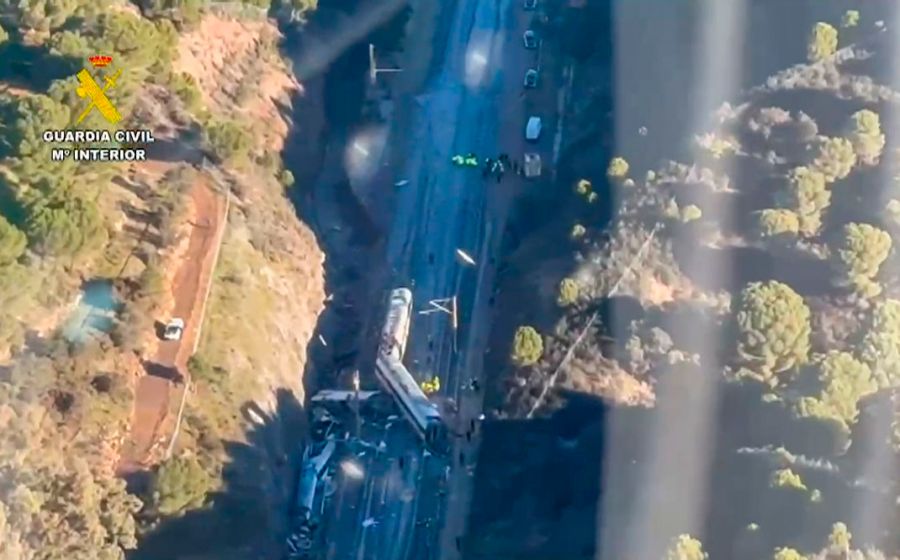 Neue Bilder der spanischen Gendarmerie zeigen die beiden entgleisten Züge.