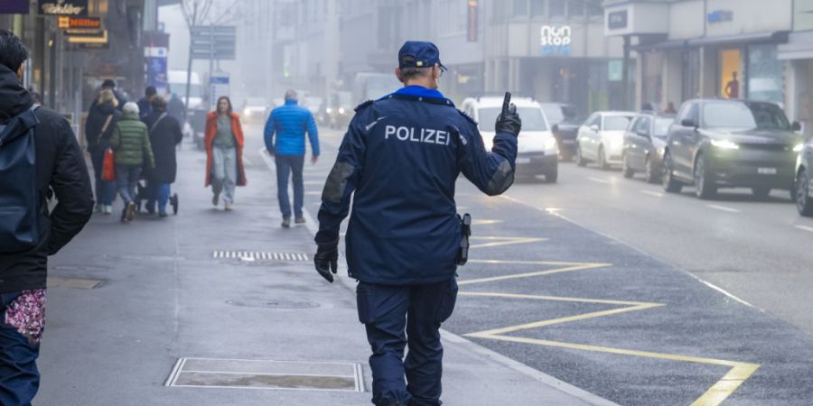 Stefan Odermatt, einer der Zuger Ortspolizisten, unterwegs in der Stadt Zug: Mit seiner Präsenz soll er das Sicherheitsgefühl der Bevölkerung stärken.