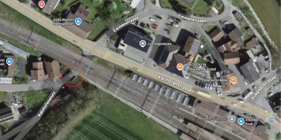 Der Leser wollte von der Seitenstrasse (rot eingekreist) über die Unterführung auf die Kalchofenstrasse beim Bahnhof fahren.