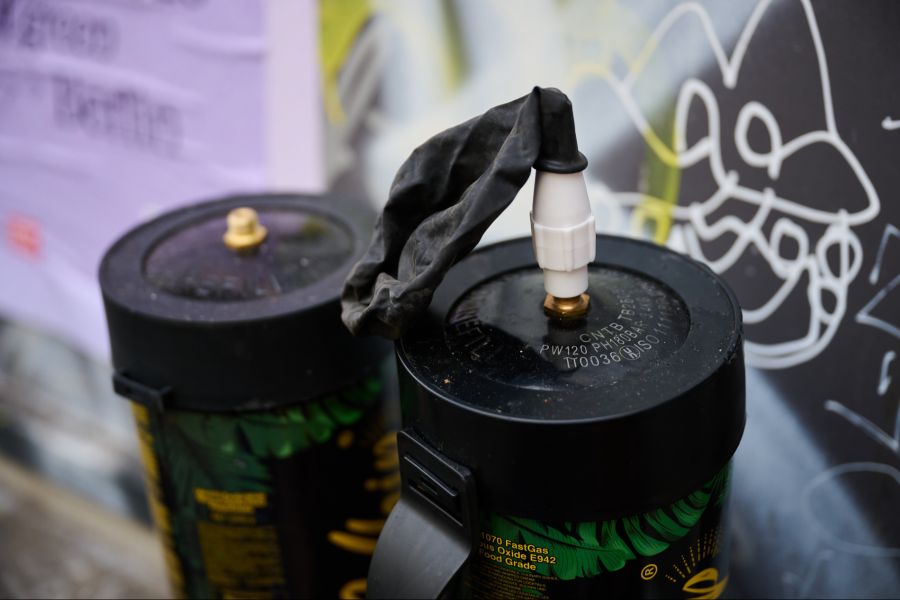 Das Gas wird in einen Ballon gefüllt und dann daraus inhaliert.