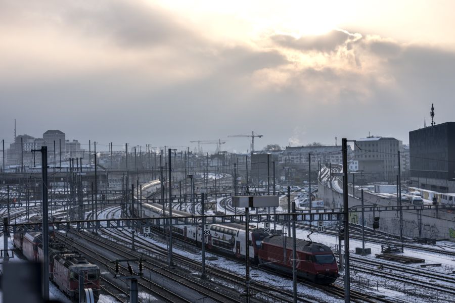 Es sind auch Schneeflocken bis ins Flachland möglich. (Symbolbild)