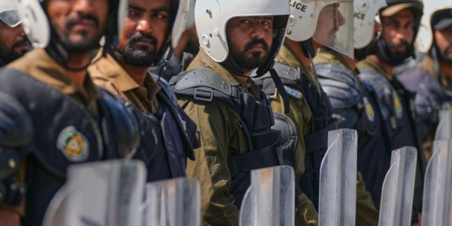 dpatopbilder - Polizeibeamte nehmen an einem Briefing vor ihrem Einsatz in Islamabad, Pakistan, teil, wo sie die Sicherheit vor möglichen Verhandlungen zwischen dem Iran und den Verein...