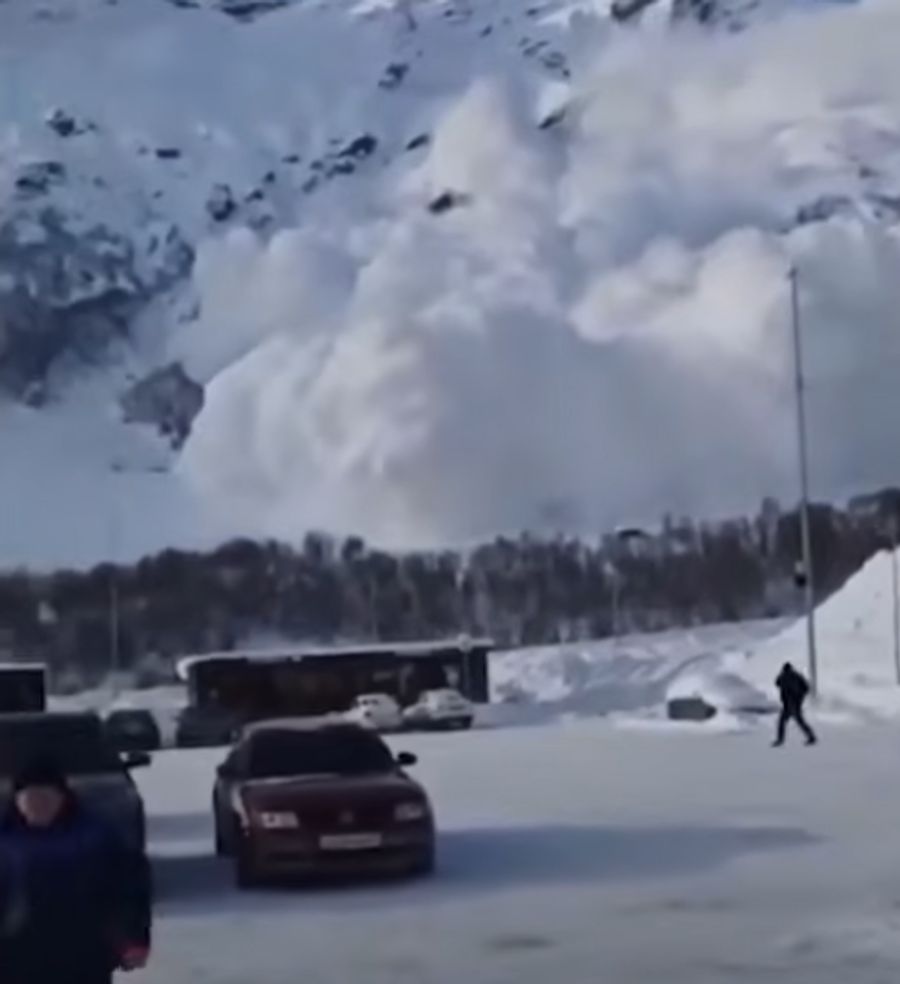 Videos aus Russland zeigen beispielsweise, wie Menschen bei einem Lawinenniedergang in Kabardino-Balkaria lange nicht flüchteten.