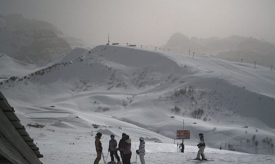 Skifahrer geniessen gute Pistenverhältnisse im Hahnenmoos im Skigebiet Adelboden/Lenk. Fernsicht gibt es jedoch nicht die beste.