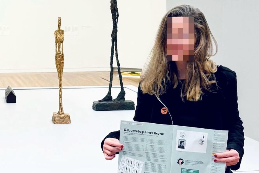 Die Künstlerin und Kuratorin C.G., wohnhaft im Engadin, hat die Briefmarke gestaltet.