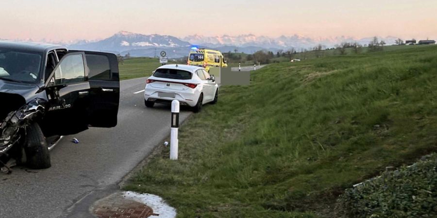 Ein 57-jähriger Motorradfahrer ist in Auw AG bei einer Kollision mit einem Auto tödlich verunfallt.