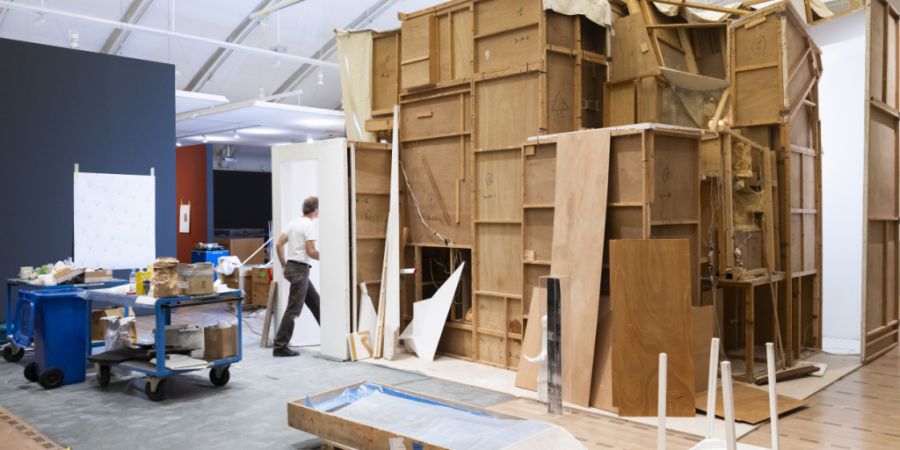 Der Merzbau ist eine Art Kunstgrotte, in der der Avantgarde-Künstler Kurt Schwitters (1887-1948) Gegenstände zu einer neuen Ordnung gefügt hat, die andere auf den Müll geworfen habe...