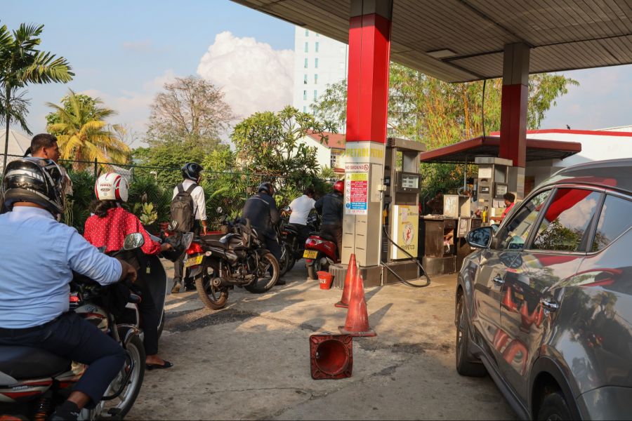 Sri Lanka erklärt für öffentliche Institutionen einen wöchentlichen Feiertag, um Treibstoff zu sparen.