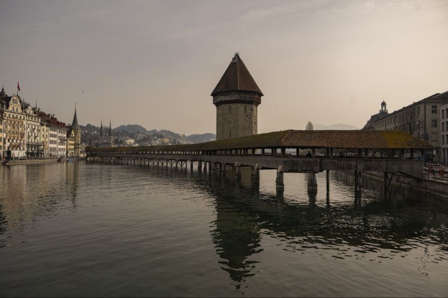 Auch das gibts: Ein Bild der (fast) leeren Kapellbrücke in Luzern.