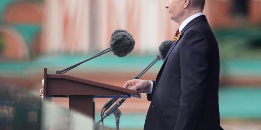 Der russische Präsident Wladimir Putin spricht während der Militärparade zum Tag des Sieges in Moskau Foto: Pavel Bednyakov/AP Pool Photo/AP/dpa