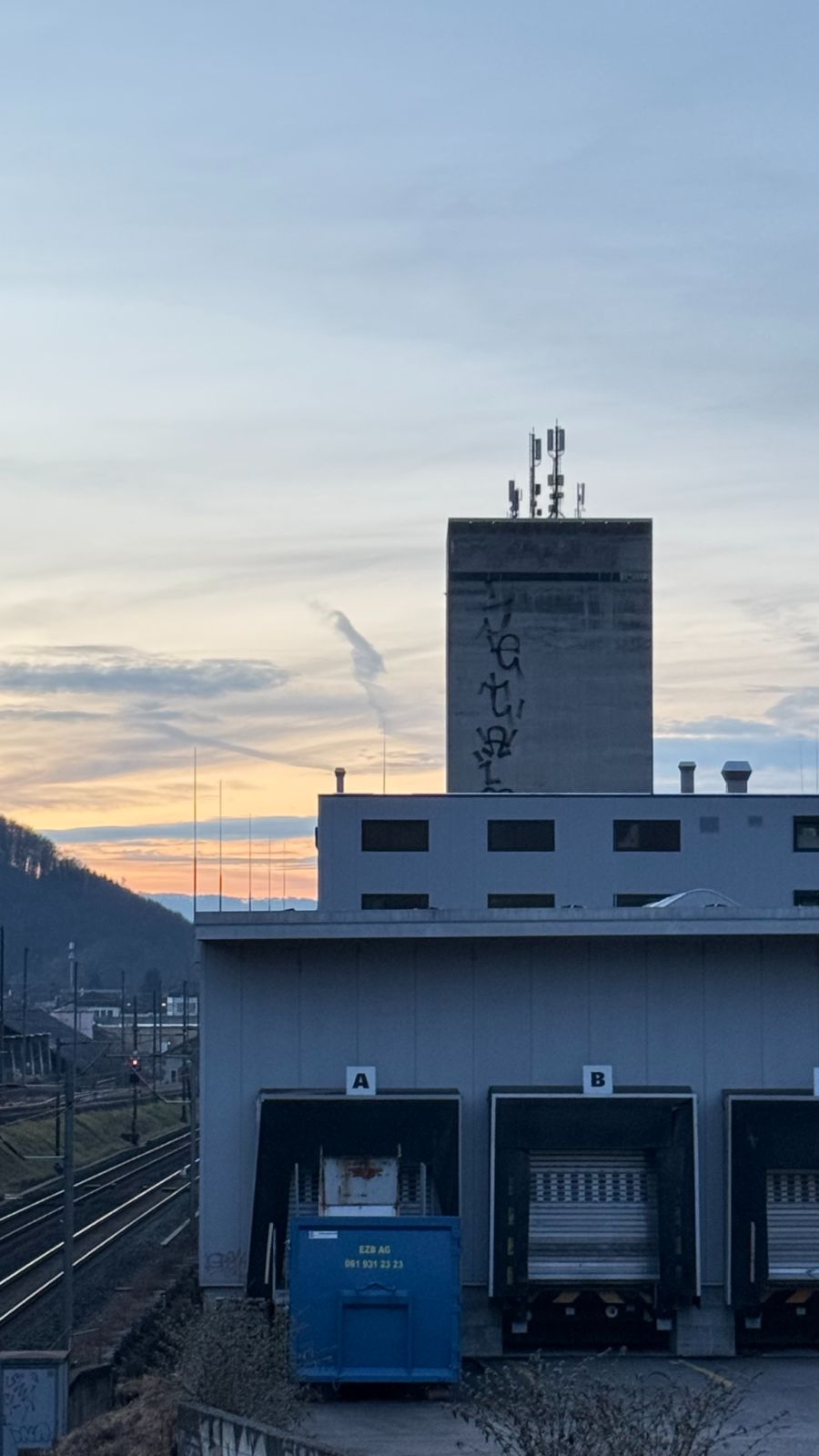 Auch auf der anderen Seite des Turmes befindet sich eine Kritzelei.