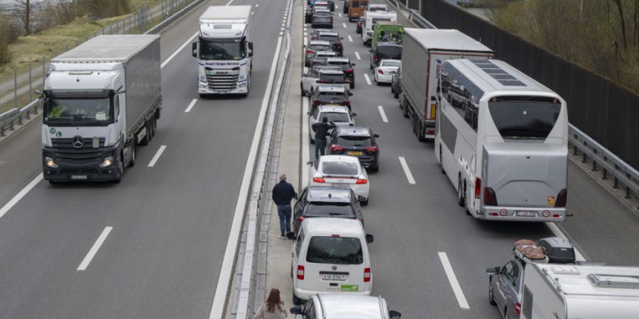 Der Oster-Reiseverkehr auf der Autobahn A2 vor dem Gotthardtunnel zwischen Göschenen und Erstfeld in Richtung Süden am Gründonnerstag.