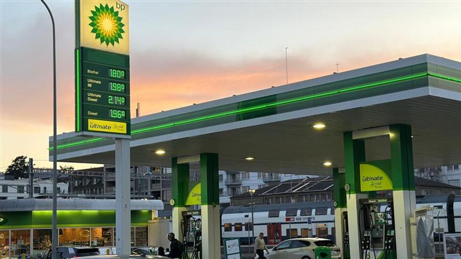 Blick auf die Benzinpreise an der BP-Tankstelle in Wollishofen ZH am Dienstagabend.