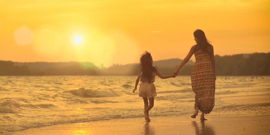 Mutter Tochter Händchenhalten Strand Sonnenuntergang